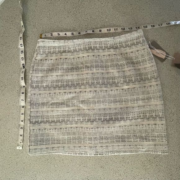 #121 🌟HOST PIC🌟FOREVER 21 mini skirt cream, black and silver Navaho pattern - Picture 1 of 9
